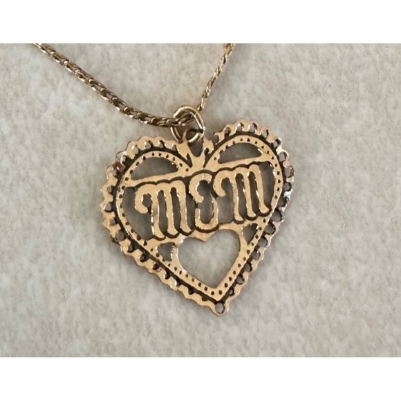 PPC 1950s 14kt yellow gold filled engraved MOM heart dainty necklace - Picture 1 of 9
